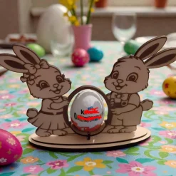 Osterhasen aus Holz als Eierhalter