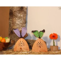 Osterhasen-Paar aus Douglasienholz mit grünen und fliederfarbenen Stoffohren (2er-Set)