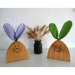 Osterhasen-Paar aus Douglasienholz mit grünen und fliederfarbenen Stoffohren (2er-Set)