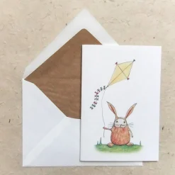 Osterkarte, Klappkarte DinA 6 mit Umschlag, kleiner Hase mit gelbem Drachen