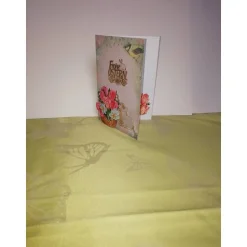 Osterkarte verspielt mit Blumen und Tieren