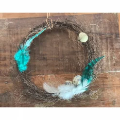 OSTERKRANZ AUS FEINEN REBEN MIT WACHTELEIERN UND BUNTEN FEDERN