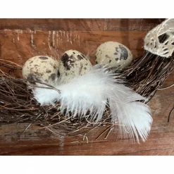 OSTERKRANZ AUS FEINEN REBEN MIT WACHTELEIERN UND ZARTEN FEDERN