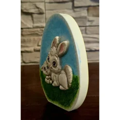 Ostern Dekoration - Osterhase aus Kaltporzellan auf Rasen - Osterei