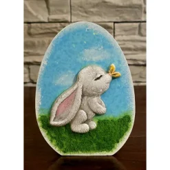 Ostern Dekoration - Osterhase aus Kaltporzellan auf Rasen - Osterei