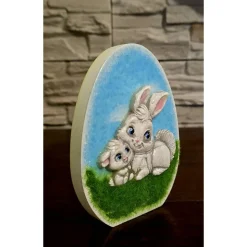 Ostern Dekoration - Osterhase aus Kaltporzellan auf Rasen - Osterei