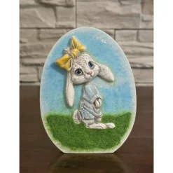 Ostern Dekoration - Osterhase aus Kaltporzellan auf Rasen - Osterei