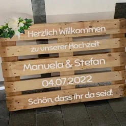 Palettenaufkleber für die Hochzeit - personalisiert - weiße/schwarze Schrift Herzen Datum Herzlich Willkommen Font 6