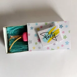 Party in der Streichholzschachtel  bunte Blumen