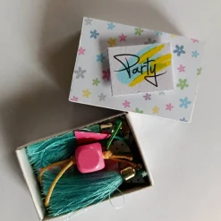 Party in der Streichholzschachtel  bunte Blumen