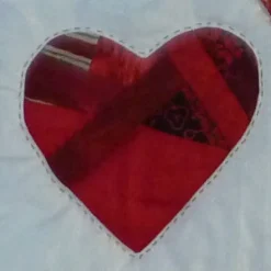 Patchwork kleiner Wandbehang mit viel Herz für Valentin oder Muttertag