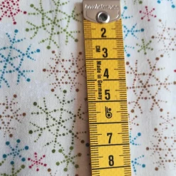 Patchworkstoff - Eiskristalle rot, grün, blau auf cremfabigem Hintergrund Wilmington Prints Snowman