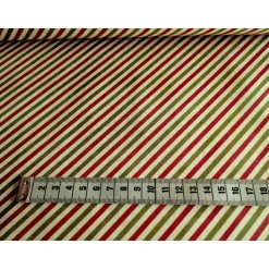 Patchworkstoff Christmas Cats von Jason Yenter – diagonale Streifen in Grün & Rot, 100% Baumwolle