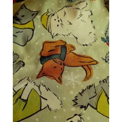 Patchworkstoff Christmas Cats – Zart grüner Baumwollstoff mit Katzen im Schneegestöber