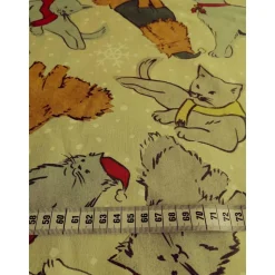 Patchworkstoff Christmas Cats – Zart grüner Baumwollstoff mit Katzen im Schneegestöber