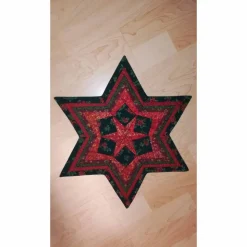 Patchworkstoff kleine rote Christrosen  auf grünem Hintergrund von Fabri Quilt Saison Greetings 216 Nr. 41