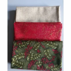 Patchworkstoff kleine rote Christrosen  auf grünem Hintergrund von Fabri Quilt Saison Greetings 216 Nr. 41