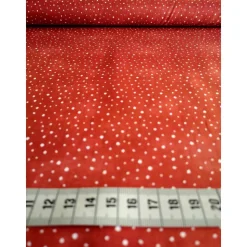 Patchworkstoff Rot mit weißen Schneeflocken – Christmas Cats von Jason Yenter, 100% Baumwolle, 110cm breit