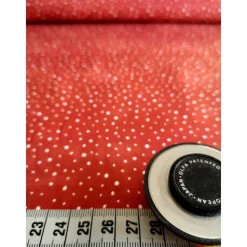 Patchworkstoff Rot mit weißen Schneeflocken – Christmas Cats von Jason Yenter, 100% Baumwolle, 110cm breit