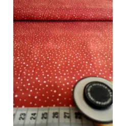 Patchworkstoff Rot mit weißen Schneeflocken – Christmas Cats von Jason Yenter, 100% Baumwolle, 110cm breit