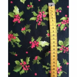 Patchworkstoff Rote Iluxbeeren mit grünen Blättern auf schwarzem Hintergrund Maywood Studio Nr. 027