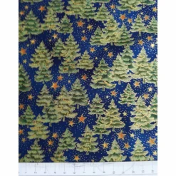 Patchworkstoff Tannenbäume auf blauem Hintergrund mit Sternen - Hoffman Fabrics
