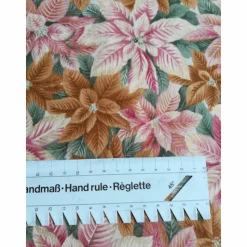 Patchworkstoff wunderschöne rosefarbene Christrose auf hellgrünem Hintergrund Moda