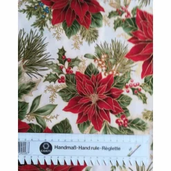 Patchworkstoff wunderschöne rosefarbene Christrose auf hellgrünem Hintergrund Moda