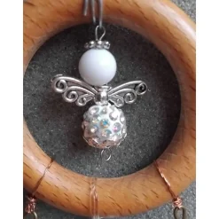 Perlenengel im Holzring – Handgefertigter Baumschmuck mit Anhängern und Perlensträngen