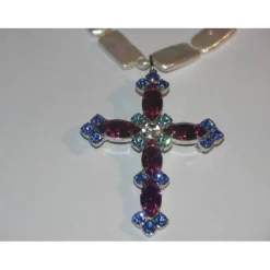 Perlenkette mit Kristallanhänger, echte Süßwasserperlen mit festlicher Brosche