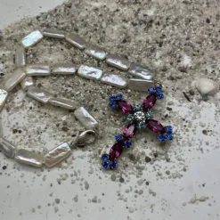 Perlenkette mit Kristallanhänger, echte Süßwasserperlen mit festlicher Brosche