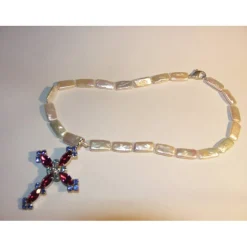 Perlenkette mit Kristallanhänger, echte Süßwasserperlen mit festlicher Brosche