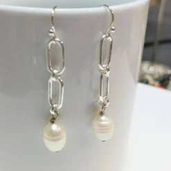 Perlenohrringe Barockperlen weiß handgemacht an Gliederkette Tropfenohrringe modern Geschenk