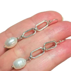 Perlenohrringe Barockperlen weiß handgemacht an Gliederkette Tropfenohrringe modern Geschenk