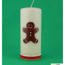 Personalisierbare cremefarbene Weihnachtskerze mit liebevoll handgefertigtem Lebkuchenmann und bunter Schleife