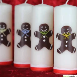 Personalisierbare cremefarbene Weihnachtskerze mit liebevoll handgefertigtem Lebkuchenmann und bunter Schleife