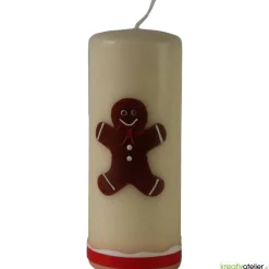 Personalisierbare cremefarbene Weihnachtskerze mit liebevoll handgefertigtem Lebkuchenmann und bunter Schleife
