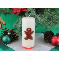 Personalisierbare cremefarbene Weihnachtskerze mit liebevoll handgefertigtem Lebkuchenmann und bunter Schleife