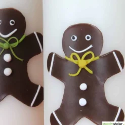 Personalisierbare cremefarbene Weihnachtskerze mit liebevoll handgefertigtem Lebkuchenmann und bunter Schleife