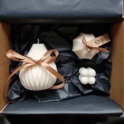 Personalisierbare Geschenkbox mit handgegossenen Sojawachskerzen – Minimalistisch