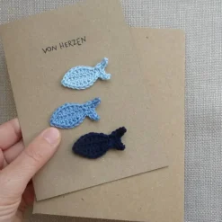 Personalisierbare Glückwunschkarte Taufe, Kommunion & Firmung – Handgemachte Klappkarte mit gehäkelten Fischen & Umschlag