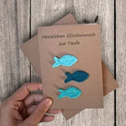 Personalisierbare Glückwunschkarte Taufe, Kommunion & Firmung – Handgemachte Klappkarte mit gehäkelten Fischen & Umschlag