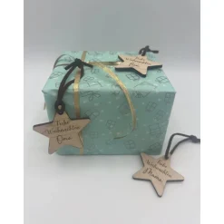 Personalisierbarer Stern Geschenkanhänger aus Holz – Mit Namen graviert – Weihnachtsgeschenk & Baumschmuck