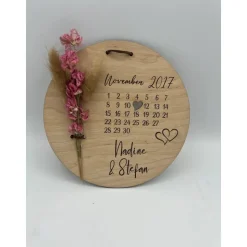 Personalisierbares Hochzeitsgeschenk aus Birkenholz mit Kalender & Trockenblumen – Unvergessliche Erinnerung