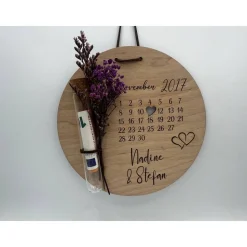Personalisierbares Hochzeitsgeschenk aus Birkenholz mit Kalender & Trockenblumen – Unvergessliche Erinnerung