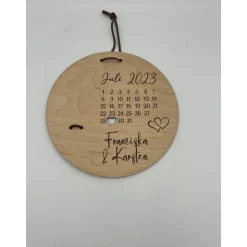 Personalisierbares Hochzeitsgeschenk aus Birkenholz mit Kalender & Trockenblumen – Unvergessliche Erinnerung