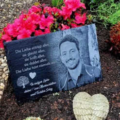Personalisierte 30 x 20 cm Schiefertafel mit Gravur als Gedenkstein – Gravurschmuck mit Foto und Wunschtext