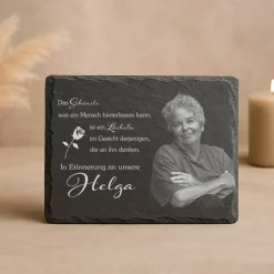 Personalisierte 30 x 20 cm Schiefertafel mit Gravur als Gedenkstein – Gravurschmuck mit Foto und Wunschtext