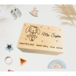 Personalisierte Baby-Erinnerungskiste mit niedlichem Hasenmotiv,  eine perfekte Holzbox als Geschenk, Geburtebur
