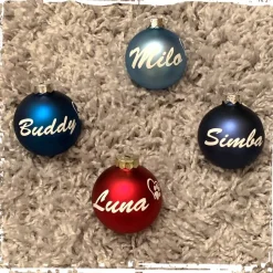 Personalisierte Christbaumkugel aus Glas mit dem Namen Ihres Tieres sowie Pfotenabdruck mit Herz!